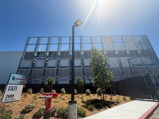 반경 3.2㎞ 안에 데이터센터 50여곳 지난달 19일 미국 캘리포니아주 샌타클래라 월시 애비뉴의 한 데이터센터. 이 지역은 캘리포니아주에서 데이터센터가 가장 밀집된 곳이다. 반경 3.2㎞ 안에 데이터센터 50여 개가 있다./강다은 특파원