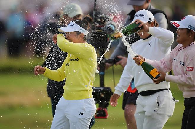 일본 선수들이 우승자 야마시타 미유(왼쪽)를 축하하며 샴페인을 붓고 있다. /AP 연합뉴스