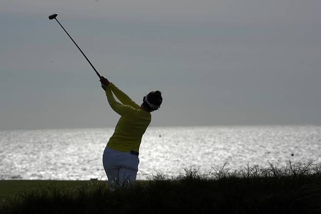 AIG 여자 오픈 마지막 라운드 14번 홀에서 샷을 한 일본 야마시타 미유. 야마시타는 이 홀에서 파를 기록했다. /AP 연합뉴스