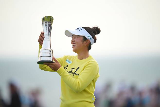 3일 일본 야마시타 미유가 AIG 여자 오픈 우승 트로피를 들고 웃고 있다. /AP 연합뉴스