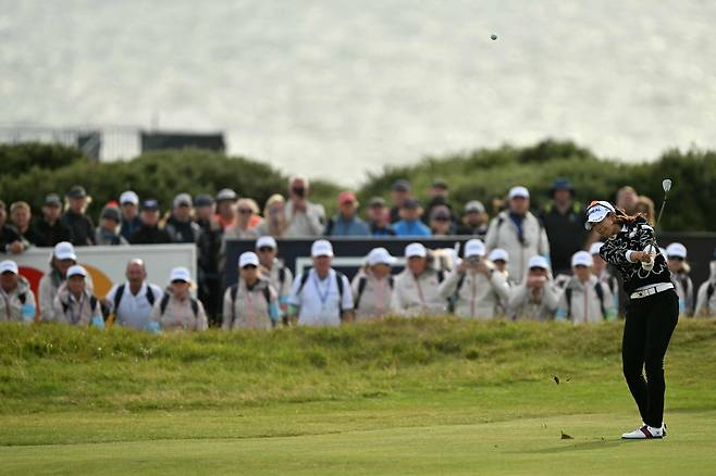 김아림이 AIG 여자 오픈 마지막 라운드 18번 홀에서 어프로치 샷을 한 모습. /AFP 연합뉴스