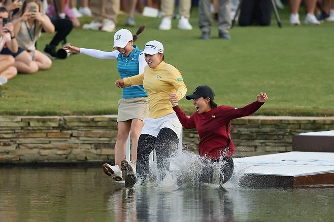 지난 4월 사이고 마오(가운데)가 메이저 대회 셰브론 챔피언십 우승 후 매니저 등과 함께 연못에 뛰어들고 있다. /AFP 연합뉴스