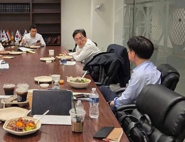 김정관 산업통상자원부 장관(맨 오른쪽)이 뉴욕 총영사관에서 식사를 하고 있는 모습. 수행 직원에게 부탁해 사진을 촬영한 것으로 보인다. /페이스북