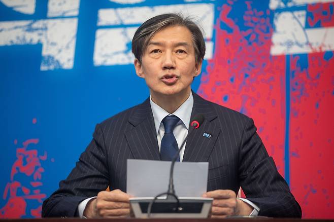 2024년 12월 12일 오후 서울 여의도 국회의사당 조국혁신당 회의실에서 조국 대표가 기자회견을 갖고 있다. 이날 대법원은 ‘자녀 입시 비리’와 ‘청와대 감찰 무마’ 등 혐의로 기소된 조국 대표에게 징역 2년을 확정했다. / 장련성 기자