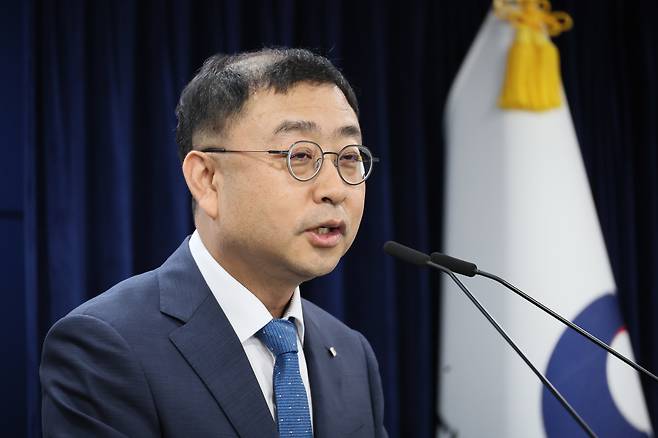 송상훈 과학기술정보통신부 정보통신정책실장이 4일 서울 종로구 정부서울청사에서 독자 AI 파운데이션 모델 프로젝트 정예팀 선정 결과를 브리핑하고 있다. /연합뉴스