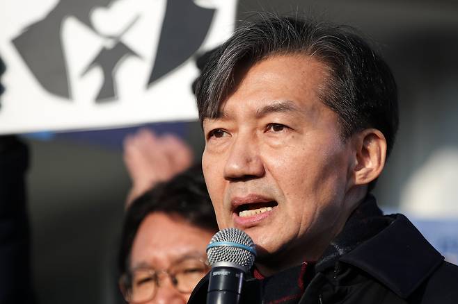 자녀 입시 비리와 청와대 감찰 무마 혐의로 대법원으로부터 징역 2년 실형을 확정 받은 조국 전 조국혁신당 대표가 2024년 12월 16일 오전 경기도 의왕시 서울 구치소로 수감되기 전 입장을 밝히고 있다. /뉴스1