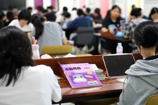 2026학년도 대학수학능력시험 D-100일을 하루 앞둔 4일 오전 대전 유성구 관평동 중일고등학교 독서실에서 학생들이 수능 공부를 하고 있다. 김영태 기자