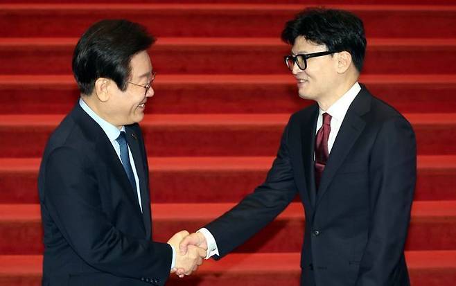 지난해 9월 1일 한동훈 당시 국민의힘 대표와 이재명 당시 더불어민주당 대표가 국회에서 열린 국민의힘-더불어민주당 당대표 회담을 마치고 함께 이동한 뒤 악수하고 있다. ⓒ뉴시스