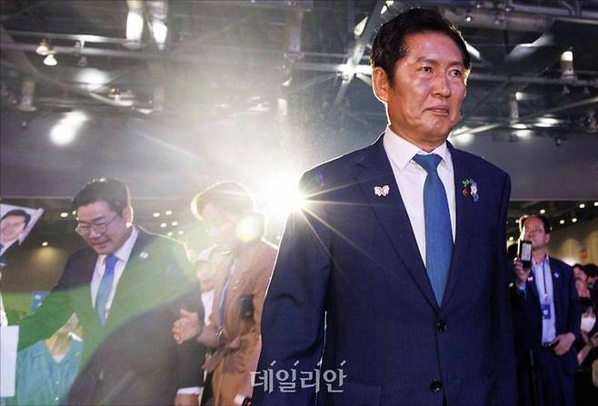 정청래 더불어민주당 신임 대표가 지난 2일 오후 경기 고양시 킨텍스에서 열린 제2차 임시전당대회에서 수락연설을 위해 단상으로 향하고 있다. ⓒ데일리안 홍금표 기자
