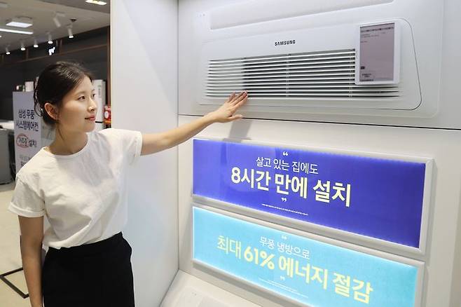 고객이 롯데하이마트에서 가전제품을 살펴보고 있다.ⓒ롯데하이마트