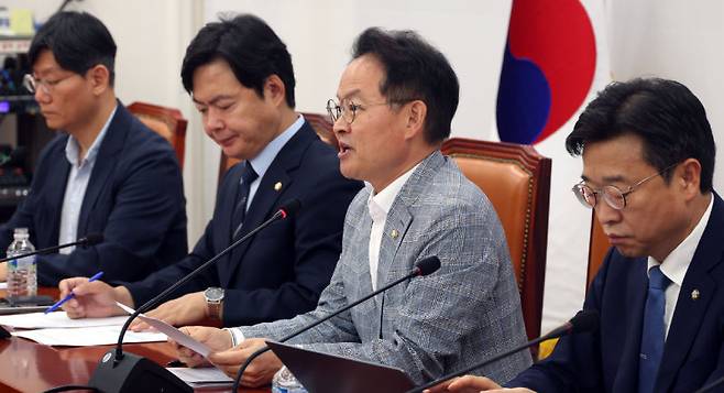 더불어민주당 허영 원내정책수석부대표(오른쪽에서 두 번째)가 3일 오전 국회에서 열린 노란봉투법(노동조합법 2·3조 개정안) 관련 기자간담회에서 발언하고 있다. 뉴시스