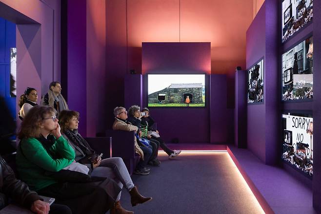 영국의 미디어 아트 작가인 존 아콤프라의 2024년 베니스 비엔날레 영국관 전시는 LG OLED 스크린 40대를 이용한 설치로 호평을 받았다. LG전자 제공