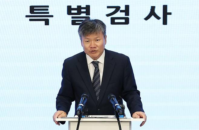 윤석열 전 대통령 부인 김건희 여사와 관련한 각종 의혹 사건을 수사하는 민중기 특별검사팀 문홍주 특검보가 지난 7월 9일 오후 서울 종로구 KT광화문빌딩에서 정례 브리핑을 하고 있다. 뉴스1