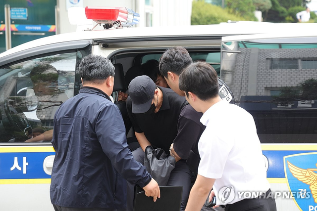 30일 오전 경기도 의정부시 가능동 의정부지방법원에서 강도상해 혐의로 구속영장이 청구된 30대 농협 직원 A씨가 구속 전 피의자 심문을 위해 법정으로 이동하고 있다. 연합뉴스
