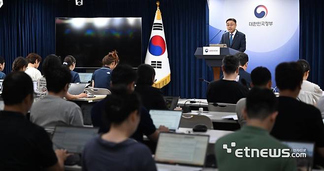 송상훈 과학기술정보통신부 정보통신정책실장이 4일 서울 종로구 정부서울청사에서 '독자 AI 파운데이션 모델 프로젝트 발표평가' 결과를 발표하고 있다. 정부는 10개 정예팀의 발표평가를 거쳐 네이버클라우드, 업스테이지, SK텔레콤, NCAI, LG경영개발원 AI연구원' 5개 팀을 정예팀으로 선정했다.  이동근기자 foto@etnews.com