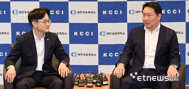 김정관 산업통상자원부 장관(왼쪽)이 4일 서울 중구 대한상공회의소에서 최태원 대한상공회의소 회장과 면담에 앞서 인사를 나누고 있다.  김민수기자 mskim@etnews.com