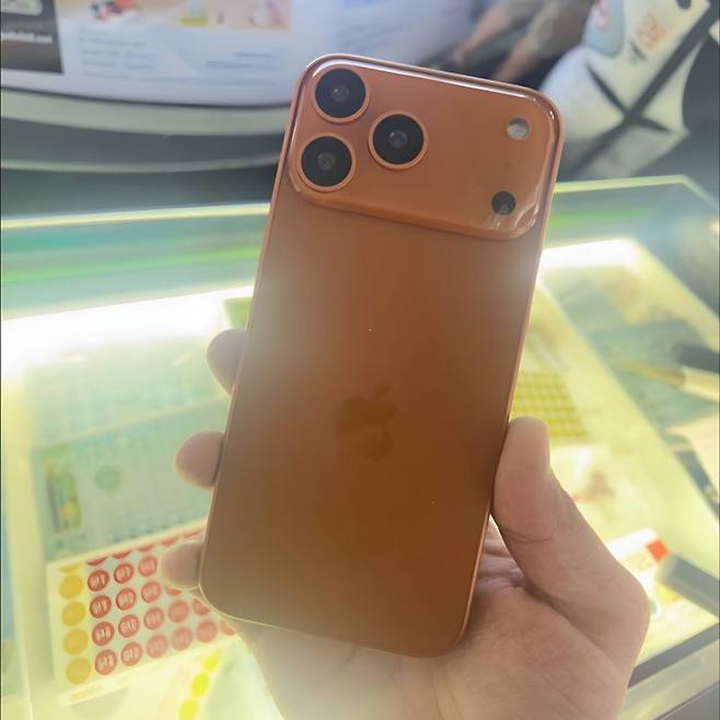 마인부우 X에 올라온 아이폰 17 프로 오렌지 색상 사진