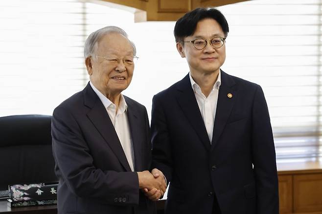 김정관 장관이 이날 손경식 한국경영자총협회(경총) 회장(왼쪽)을 서울 마포구 경총회관에서 만나 악수하고 있다. 연합뉴스