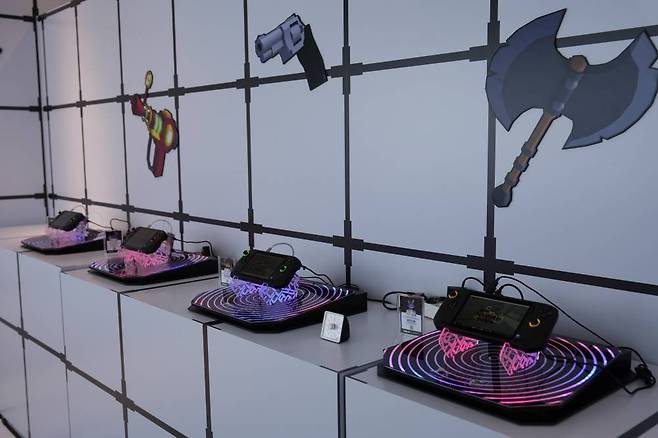 직접 게임을 시연할 수 있도록 꾸며졌다