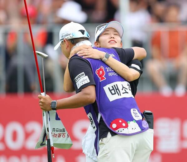 2025년 한국여자프로골프(KLPGA) 투어 상반기 마지막 대회이자, 올해 신설 대회인 오로라월드 레이디스 챔피언십 우승을 차지한 배소현 프로가 우승을 확정한 뒤 기뻐하는 모습이다. 사진제공=KLPGA