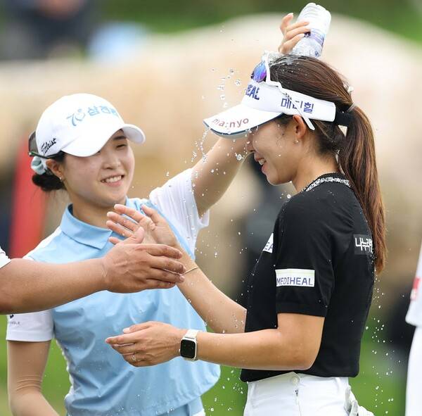 2025년 한국여자프로골프(KLPGA) 투어 상반기 마지막 대회이자, 올해 신설 대회인 오로라월드 레이디스 챔피언십 우승을 차지한 배소현 프로. 우승 경쟁한 고지원 프로가 우승 물세례로 축하해주는 모습이다. 사진제공=KLPGA