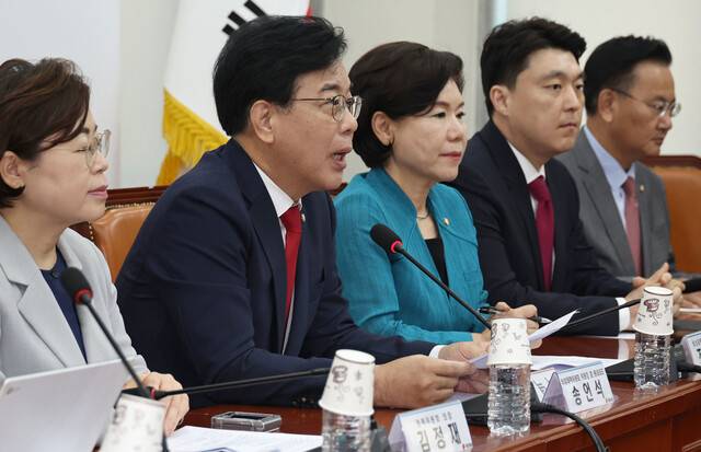 송언석 국민의힘 비상대책위원장 겸 원내대표가 4일 오전 국회에서 열린 비상대책위원회의에서 발언하고 있다. 윤운식 선임기자 yws@hani.co.kr