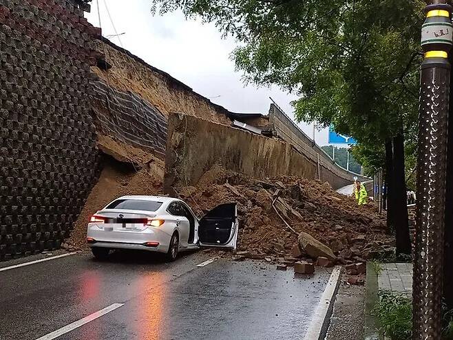 지난달 16일 저녁 7시4분께 경기도 오산시 가장교차로 고가도로 옹벽이 도로로 무너져 차량 1대가 매몰되는 사고가 났다. 경기도소방재난본부 제공