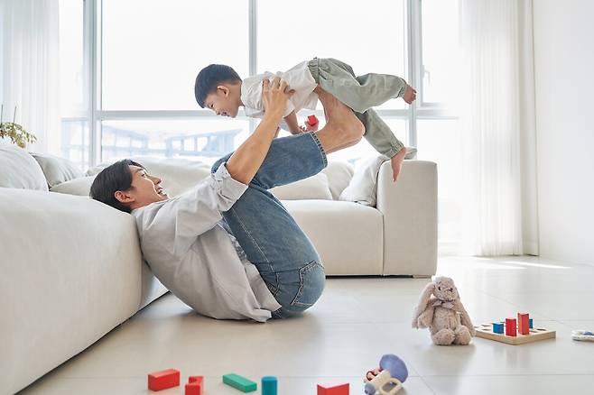 아빠 육아는 아이의 성장에 직접적이고 긍정적인 영향을 미칠 뿐 아니라 아빠 자신에게 행복과 성장의 기회를 제공한다. 게티이미지뱅크