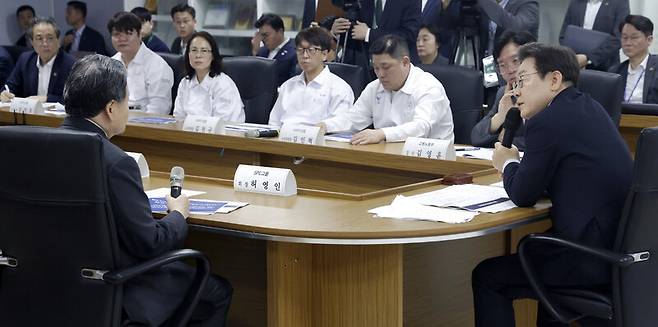 이재명 대통령이 지난달 25일 경기 시흥시 SPC 삼립 시흥 공장에서 열린 산업재해 근절 현장 노사간담회에서 허영인 SPC그룹 회장 등 회사 임원들에게 근로자 노동 환경 등에 대해 질문하고 있다. 연합뉴스