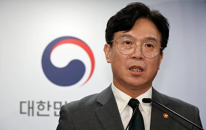 김영훈 고용노동부 장관이 지난달 29일 서울 종로구 정부서울청사에서 노동조합 및 노동관계조정법 개정안(노란봉투법) 관련 브리핑을 하고 있다. 류우종기자 wjryu@hani.co.kr