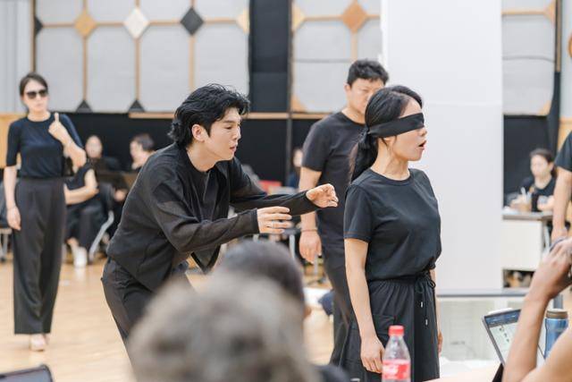 지난달 30일 국립극장 연습실에서 열린 판소리 시어터 '심청' 리허설에서 심봉사 역의 김준수(왼쪽)와 심청 역의 김율희(오른쪽)가 주요 장면을 시연하고 있다. 국립극장 제공