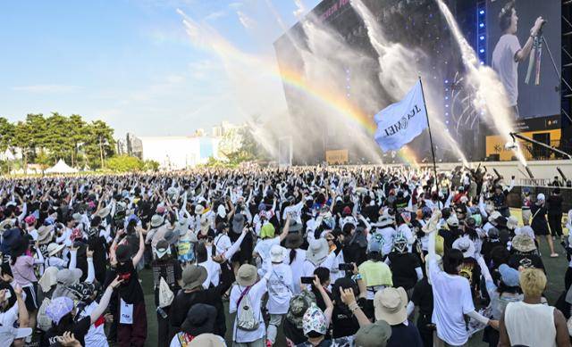 2일 인천 송도달빛축제공원에서 열린 펜타포트락페스티벌 이틀째 공연에서 관객들이 국내 밴드 글렌체크의 연주에 환호하고 있다. 인천시 제공