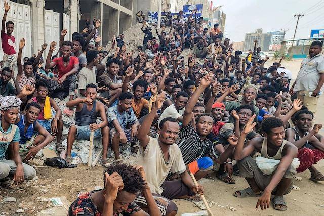 2023년 8월 예멘 남부 항구 도시 아덴에 에티오피아 난민들이 모여 있다. 아덴=AFP 연합뉴스