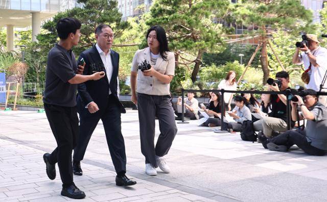 현상 HS효성 부회장이 4일 서울 종로구 KT광화문빌딩 웨스트에 위치한 민중기 특별검사팀에 출석하고 있다. 연ㅂ하뉴스