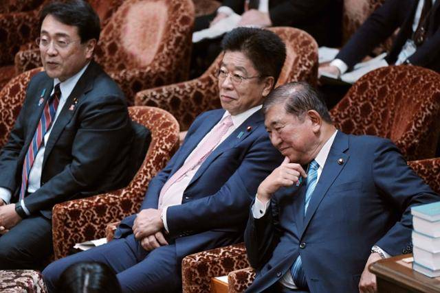 이시바 시게루(오른쪽) 일본 총리가 4일 도쿄 중의원에서 열린 예산위원회에 참석해 의원들의 발언을 듣고 있다. 도쿄=AFP 연합뉴스