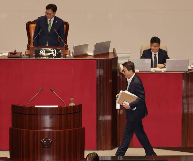 4일 국회 본회의에서 '방송3법(방송법·방송문화진흥회법·한국교육방송공사법 개정안)' 중 방송법 일부개정법률안이 상정되자 국민의힘 신동욱 의원이 무제한토론(필리버스터)에 나서고 있다. 연합뉴스