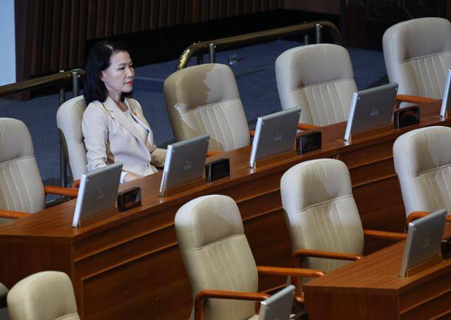 이진숙 방통위원장이 4일 국회에서 열린 제427회국회(임시회) 제3차 본회의에서 신동욱 국민의힘 의원의 방송법 반대 필리버스터를 듣고 있다. 뉴시스