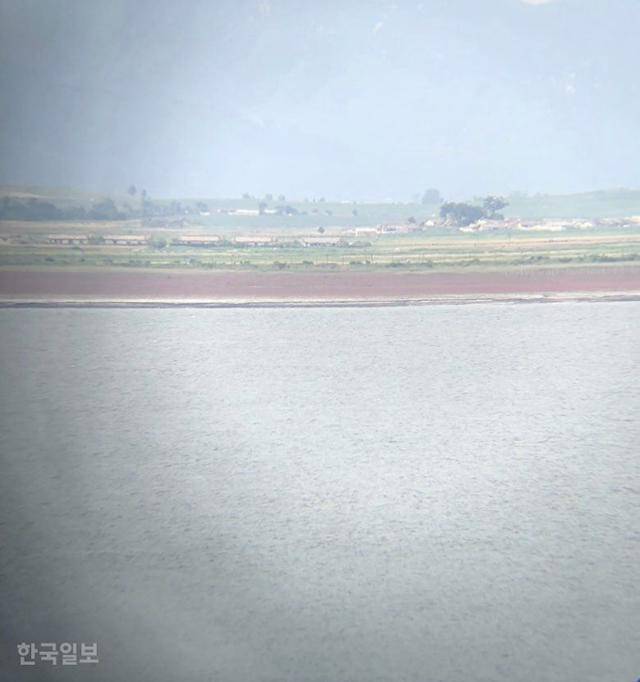 인천시 강화군 교동면 망향전망대 망원경으로 바라 본 북한. 한국일보 자료사진
