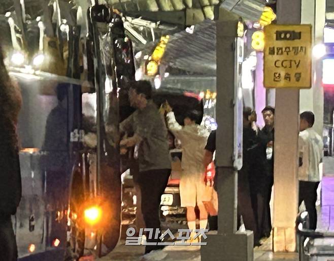 양민혁이 SUV 차량에 짐을 싣는 모습. 사진=김희웅 기자