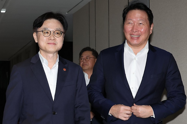 최태원 회장과 김정관 산자부 장관. 연합뉴스