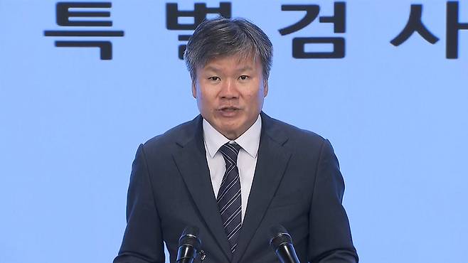 브리핑하는 문홍주 특검보