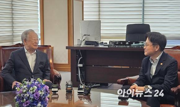손경식 경총 회장(왼쪽)과 김정식 산업부 장관이 4일 오후 서울 마포구 경총 회관에서 만남을 갖고 있다. [사진=박지은 기자]