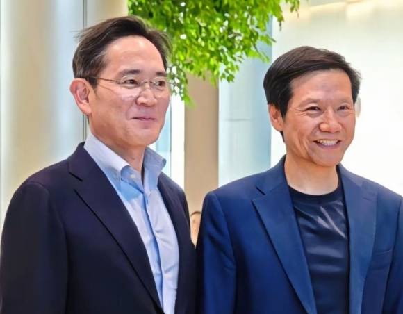 (왼쪽)이재용 삼성전자 회장과 레이쥔 샤오미 회장. [사진=연합뉴스]