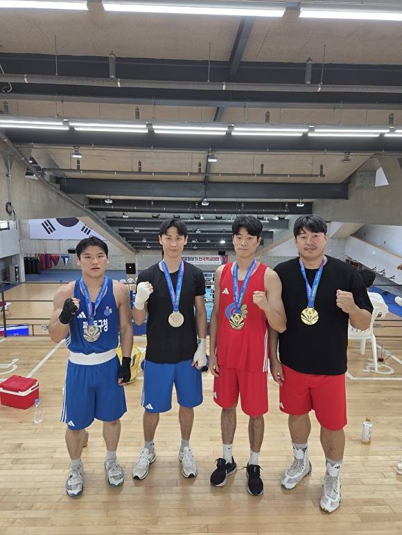 광주 동구복싱단 선수들이 ‘2025 경찰청장기 전국복싱대회에서 메달을 수상하고 파이팅을 하고 있다. [사진=광주 동구]