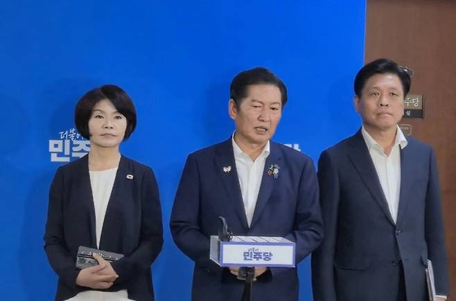 정청래 더불어민주당 대표(가운데)가 3일 최고위원회의 이후 조승래 의원(오른쪽·3선·대전 유성갑)을 신임 사무총장으로, 한정애 의원(왼쪽·4선·서울 강서병)을 신임 정책위의장으로 임명했다고 밝힌 뒤 취재진 앞에 서 있다. (한정애 의원 페이스북 캡처)