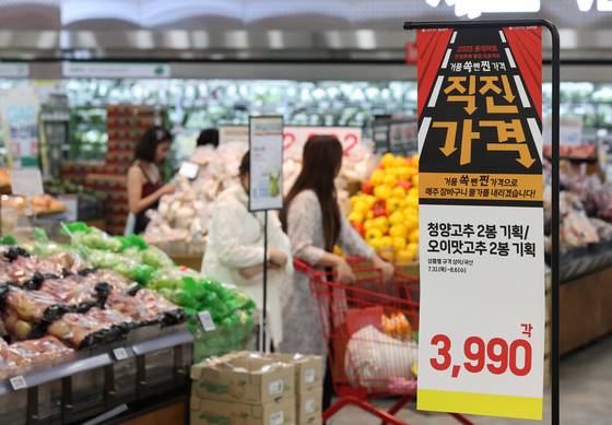 대형마트 3사는 7~8월 여름 휴가철을 맞아 대규모 할인행사를 열고 신선식품과 생필품 등을 초저가로 판매 중이다. 사진은 롯데마트 ‘직진가격’. [연합뉴스]