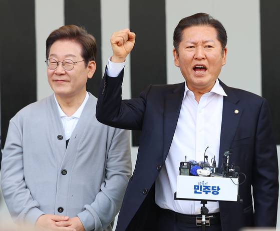 더불어민주당 정청래 의원이 지난 11일 전남 해남군 해남읍 군민광장에서 열린 더불어민주당 이재명 대선 후보 골목골목 경청투어에서 이 후보 지지 발언을 하고 있다. 연합뉴스