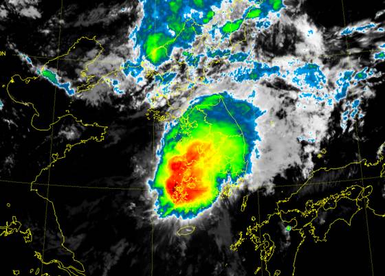 3일 오후 5시 현재 천리안 2A호 위성의 컬러 적외 영상. 서해에서 강하게 발달한 구름이 서쪽 지역부터 유입된 모습을 볼 수 있다. 기상청 제공