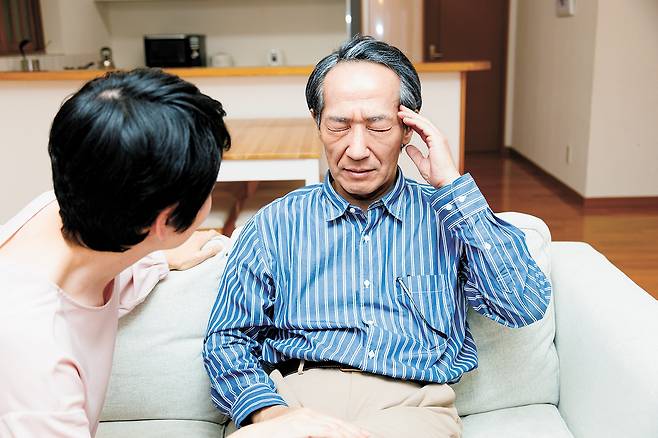 스스로 기억력이 떨어졌다고 느낀다면 치매 예방 관리에 적극적으로 나서는 게 좋다. 출처: Gettyimagesbank