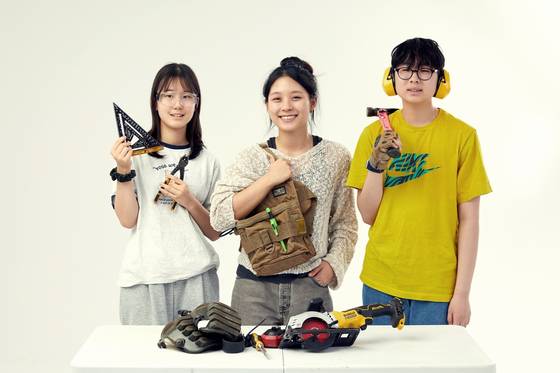 '전진소녀' 이아진(가운데)씨가 시간관리 방법, 진로 탐색에 필요한 마음가짐 등 자신의 여러 경험을 소중 학생기자단과 공유했다.